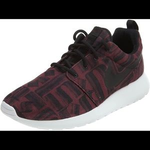 Women’s Maroon and Black Nike Printed Roche One’s